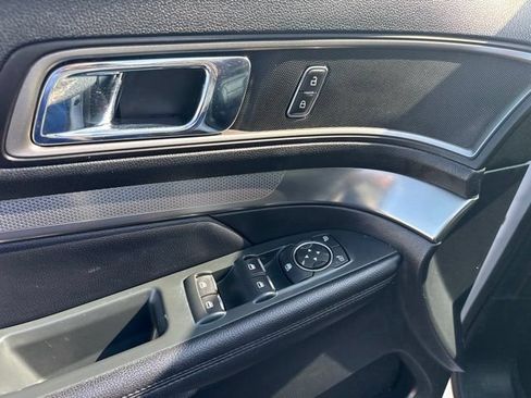 Used 2018 Ford Explorer XLT w/ Equipment Group 202A AWD/4WD image 20
