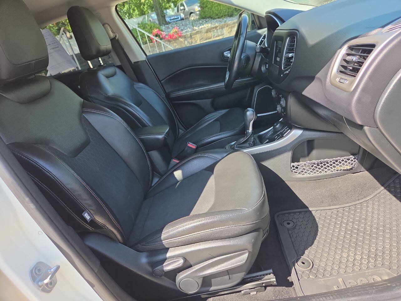 Used 2018 Jeep Compass Latitude w/ Popular Equipment Group AWD/4WD image 28