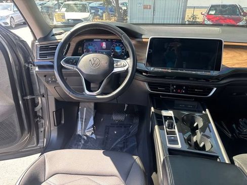 Used 2024 Volkswagen Atlas SE FWD image 28