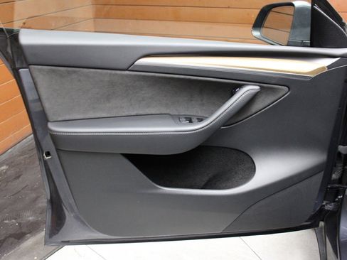 Used 2022 Tesla Model Y Long Range image 15