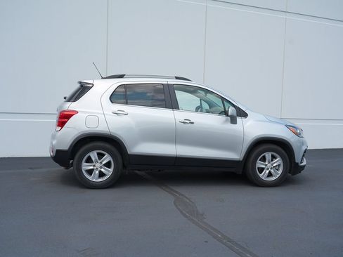Used 2019 Chevrolet Trax LT w/ LT Convenience Package FWD image 2