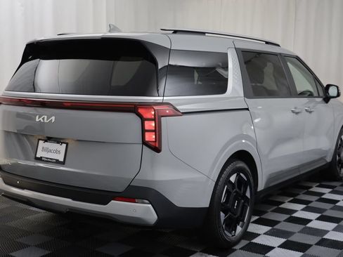 Used 2025 Kia Carnival EX FWD image 18