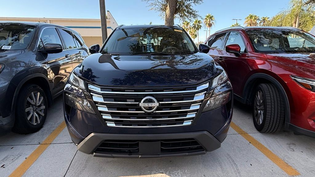 Used 2024 Nissan Rogue SV w/ SV Premium Package FWD image 3