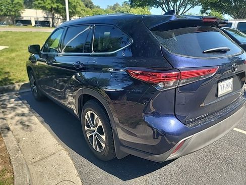 Used 2021 Toyota Highlander XLE AWD/4WD image 7