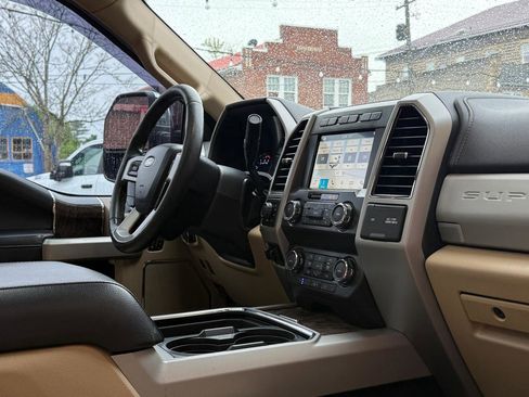 Used 2019 Ford F250 Lariat w/ Lariat Ultimate Package AWD/4WD image 28