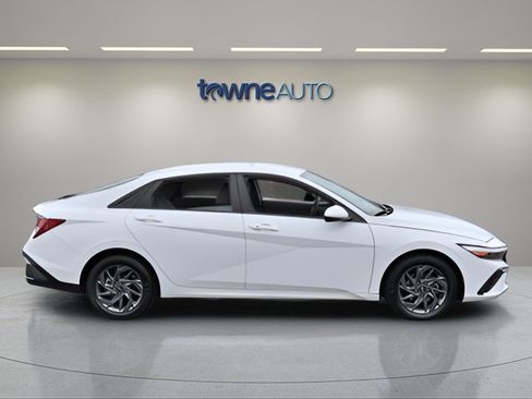 Used 2024 Hyundai Elantra SEL FWD image 6