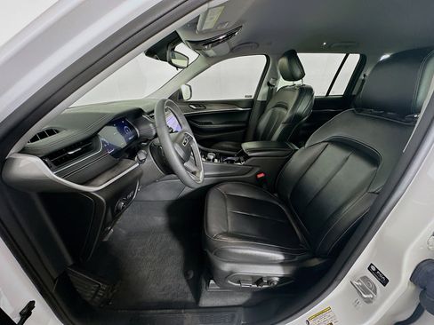 Used 2023 Jeep Grand Cherokee Limited w/ Black Appearance Package image 13