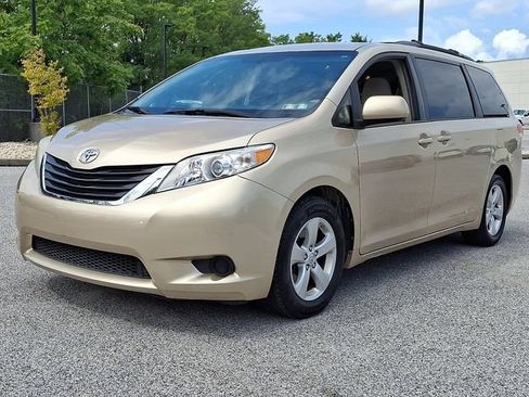 Used 2013 Toyota Sienna LE w/ Towing Pkg FWD image 6