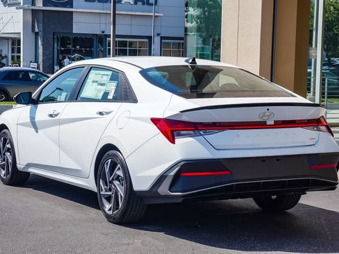 Used 2025 Hyundai Elantra SEL FWD image 2