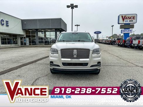 Used 2024 Lincoln Navigator Premiere AWD/4WD image 2