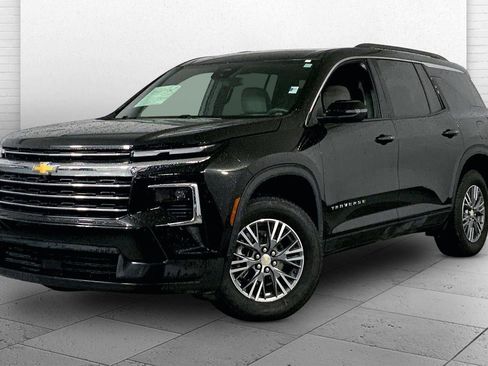 Used 2025 Chevrolet Traverse LT image 12