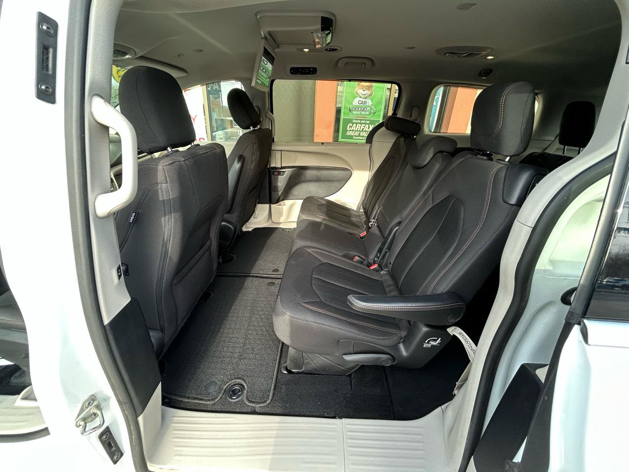 Used 2019 Chrysler Pacifica Touring Plus w/ Tire & Wheel Group FWD image 17