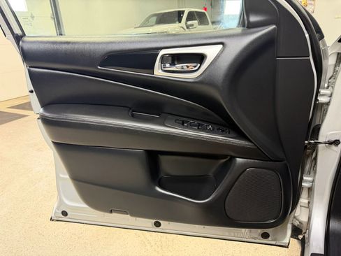 Used 2020 Nissan Pathfinder S AWD/4WD image 37
