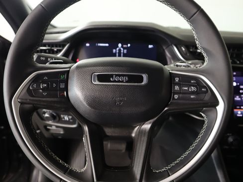 Used 2024 Jeep Grand Cherokee L Laredo image 3