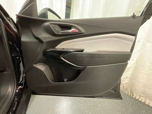 Used 2025 Chevrolet Trax LT w/ LT Convenience Package FWD image 22