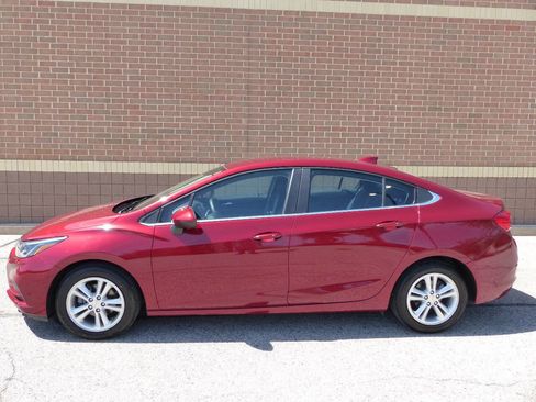 Used 2017 Chevrolet Cruze LT w/ Convenience Package FWD image 5