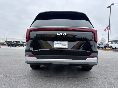 Used 2025 Kia Carnival EX image 9