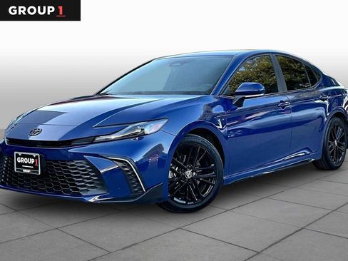Used 2025 Toyota Camry SE w/ Convenience Package FWD image 1