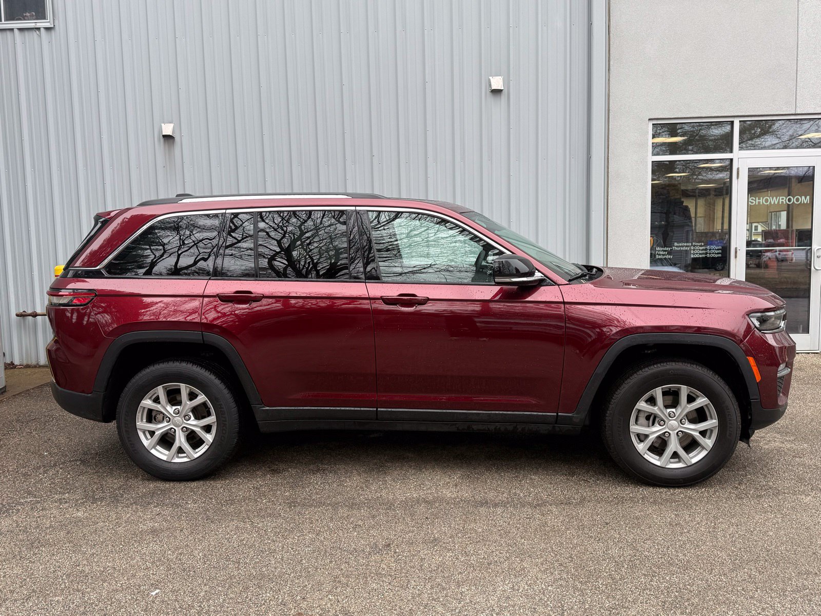 Used 2024 Jeep Grand Cherokee Limited AWD/4WD image 8