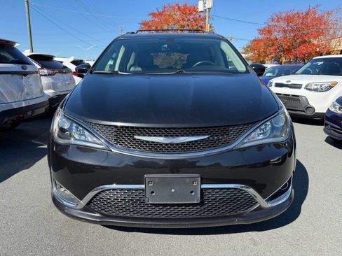 Used 2017 Chrysler Pacifica Touring-L image 2