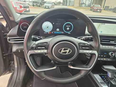 Used 2025 Hyundai Elantra SEL image 18