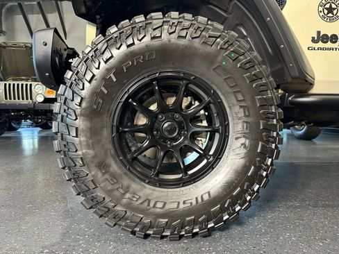 Used 2022 Jeep Gladiator Rubicon w/ LED Lighting Group image 24