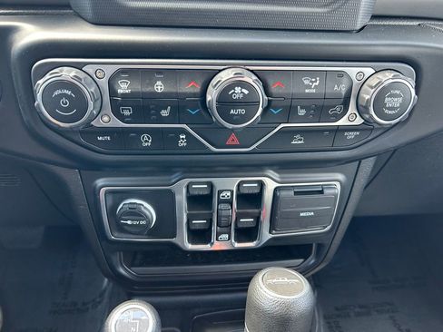 Certified 2023 Jeep Gladiator Sport AWD/4WD image 14
