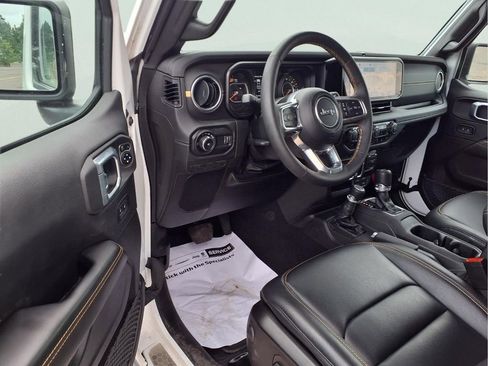 Used 2024 Jeep Wrangler Unlimited Sahara w/ Technology Group AWD/4WD image 5