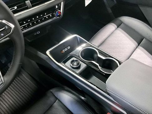 New 2026 Chevrolet Equinox LT w/ Convenience Package II image 8