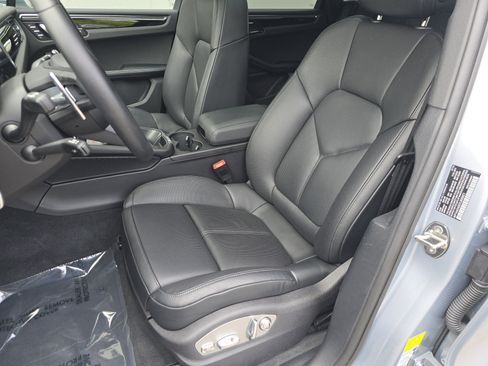 Certified 2026 Porsche Macan AWD/4WD image 5