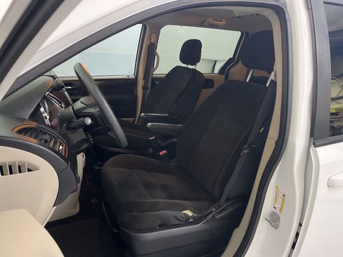 Used 2018 Dodge Grand Caravan SE FWD image 18