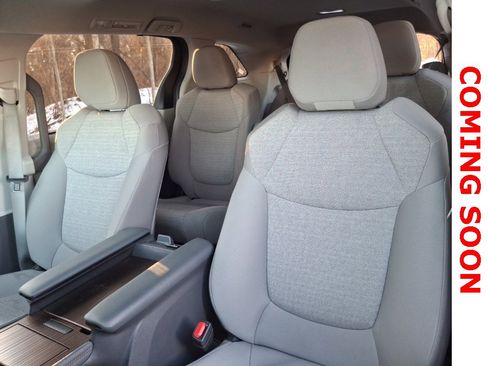 Used 2024 Toyota Sienna LE image 8