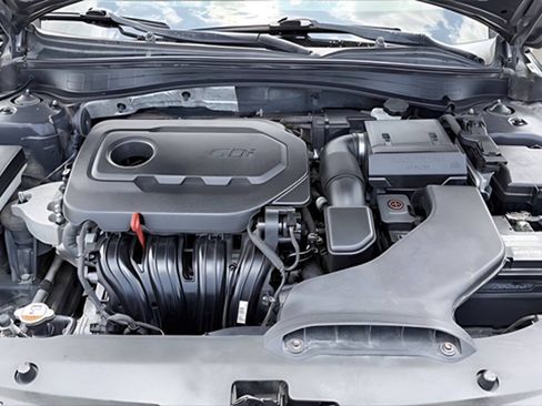 Used 2017 Kia Optima LX w/ Convenience Package FWD image 3
