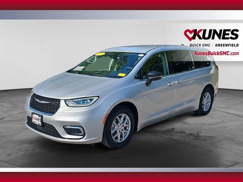 Used 2024 Chrysler Pacifica Touring-L FWD image 5