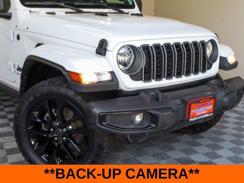 Used 2025 Jeep Gladiator Sport AWD/4WD image 3