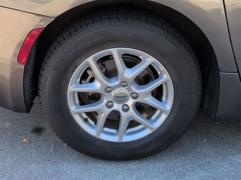 Used 2023 Chrysler Pacifica Touring-L image 27