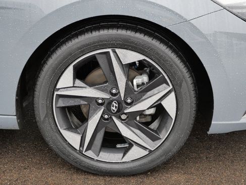 Certified 2022 Hyundai Elantra Limited w/ Preferred Accessory Package image 15