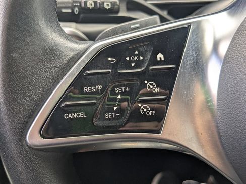 Used 2025 Mercedes-Benz GLC 300 4MATIC image 11