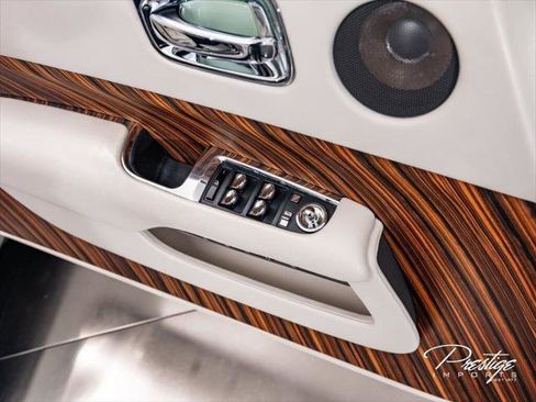 Used 2016 Rolls-Royce Dawn RWD image 27
