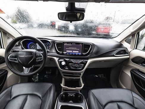Used 2024 Chrysler Pacifica Touring-L FWD image 27