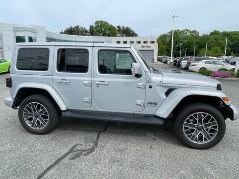 Used 2023 Jeep Wrangler Unlimited Sahara AWD/4WD image 4