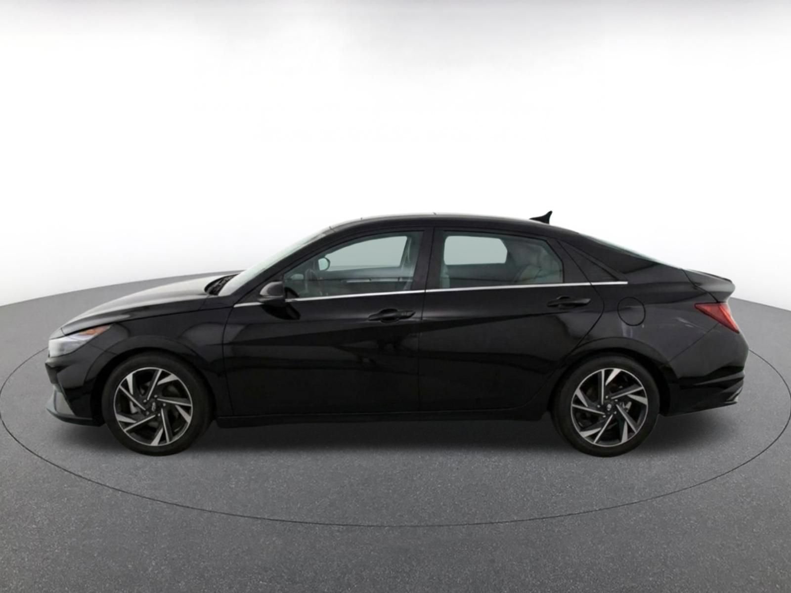 Used 2025 Hyundai Elantra Limited FWD image 4