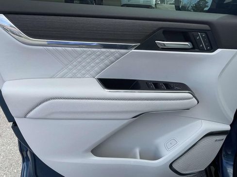 Used 2024 GMC Acadia Denali image 18