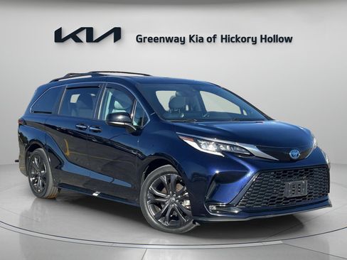 Used 2023 Toyota Sienna XSE image 1
