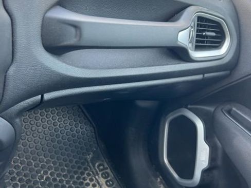 Used 2021 Jeep Renegade Latitude w/ Convenience Group image 12