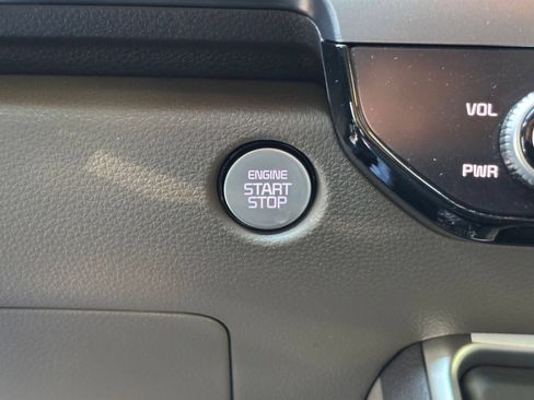 Used 2026 Kia Carnival FWD image 24