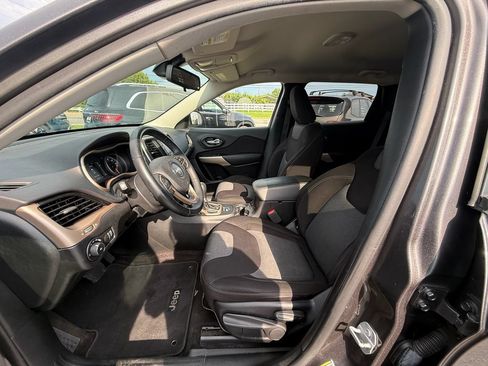 Used 2018 Jeep Cherokee Latitude w/ Altitude Package FWD image 12
