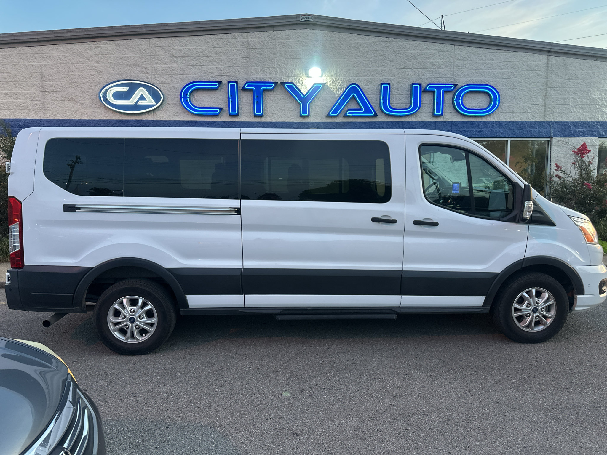 Used 2021 Ford Transit 350 XLT RWD image 3