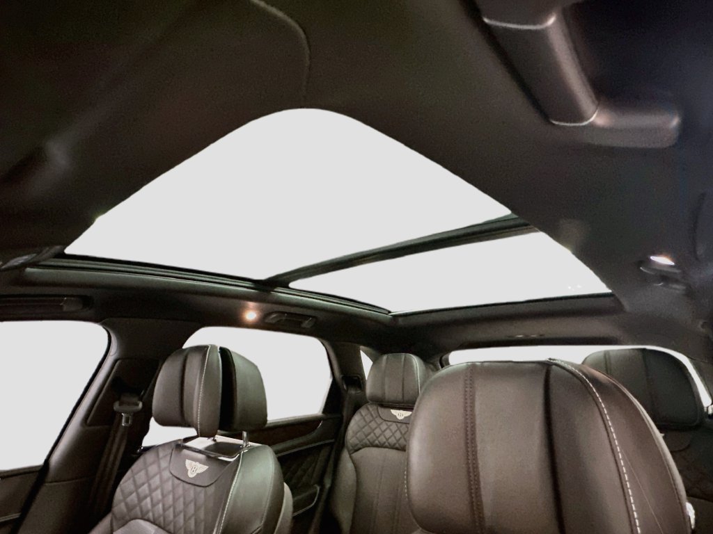Used 2018 Bentley Bentayga AWD/4WD image 22