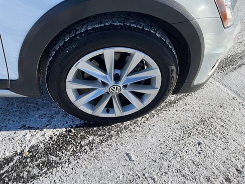 Used 2017 Volkswagen Golf Alltrack S image 10